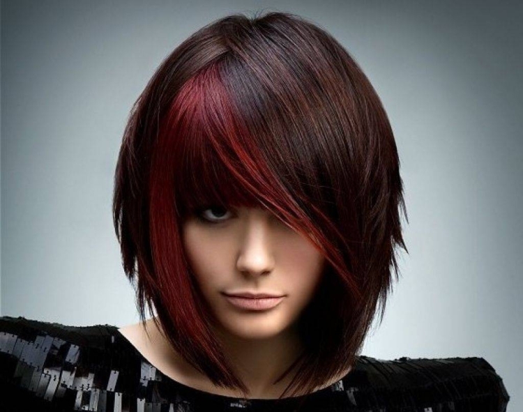 Стрижки Каскад на средние волосы с челкой асимметрия