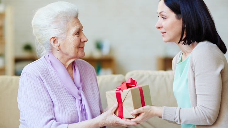 Бабушке дарят подарок