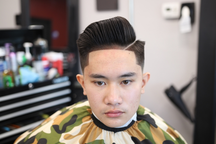 Прическа с выбритой бровью