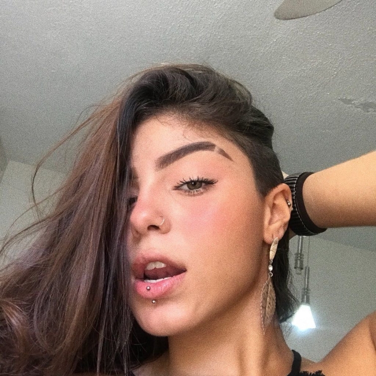 Девушки с бритыми бровями