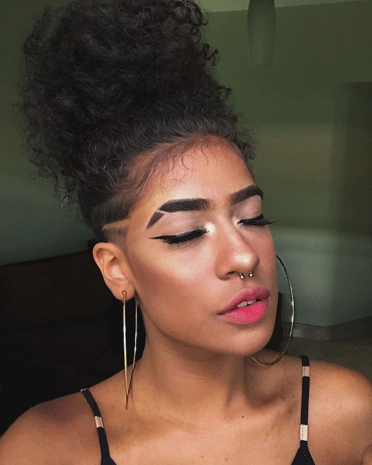 Выбривание брови