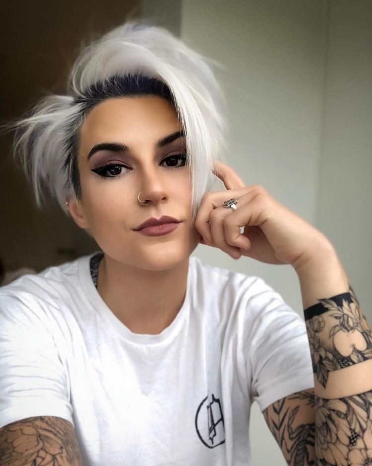 Короткая стрижка с темными корнями