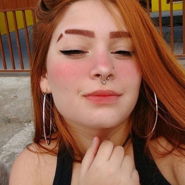 Полоса на брови у девушек