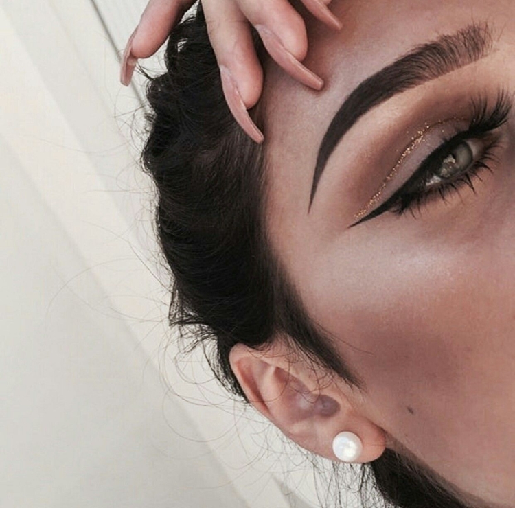 Выбритая бровь