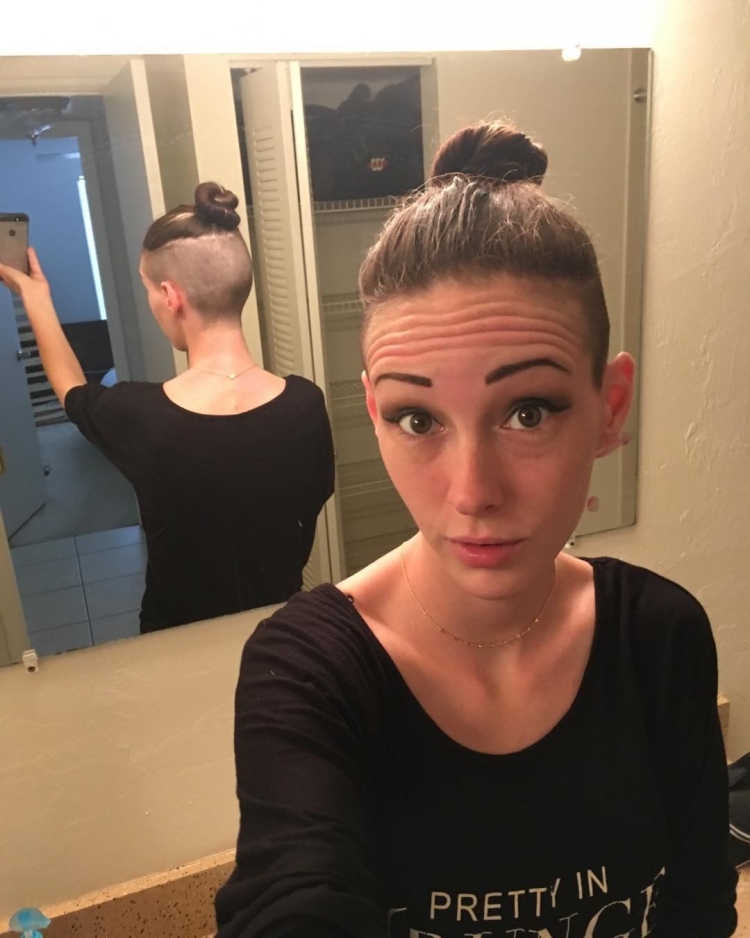 Выбритая полоска на брови у девушек