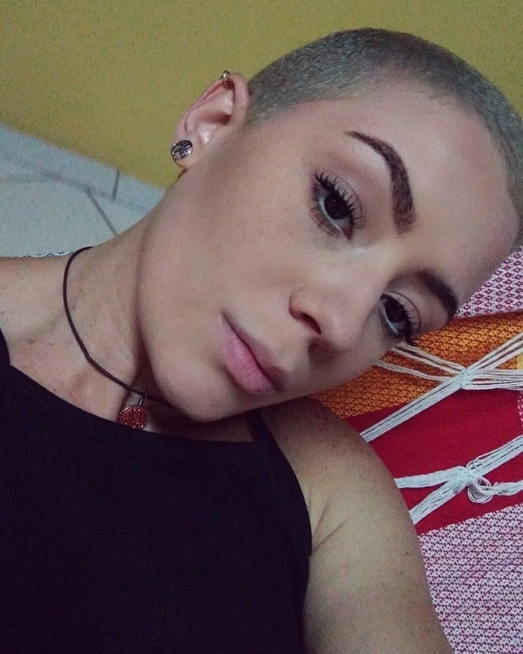 Стрижки с бритьем брови