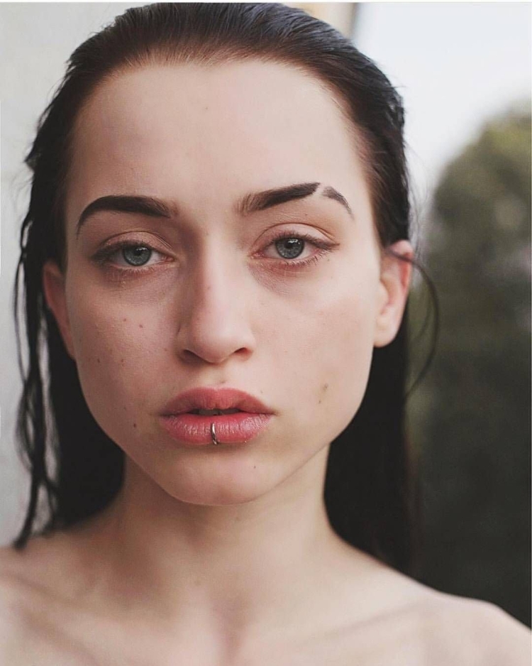 Выбритая бровь