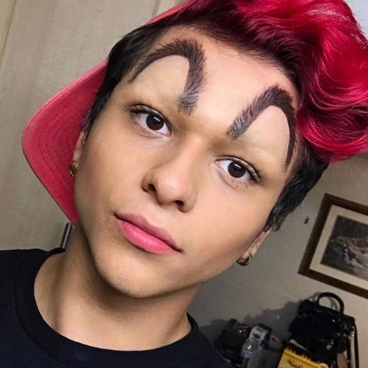 Необычные брови у девушек