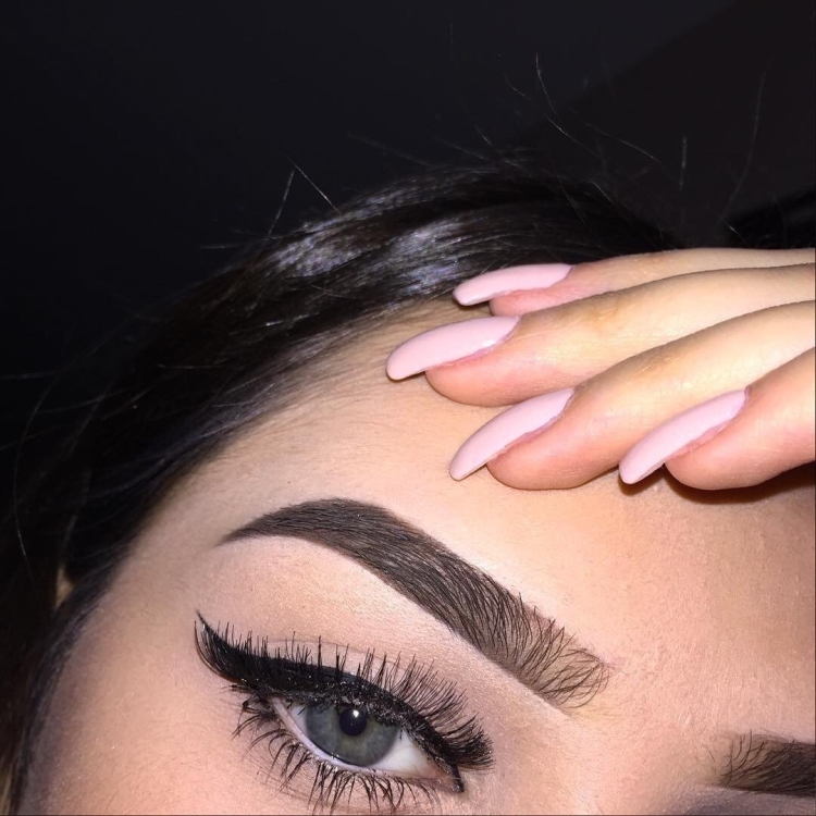 Четкие графичные брови