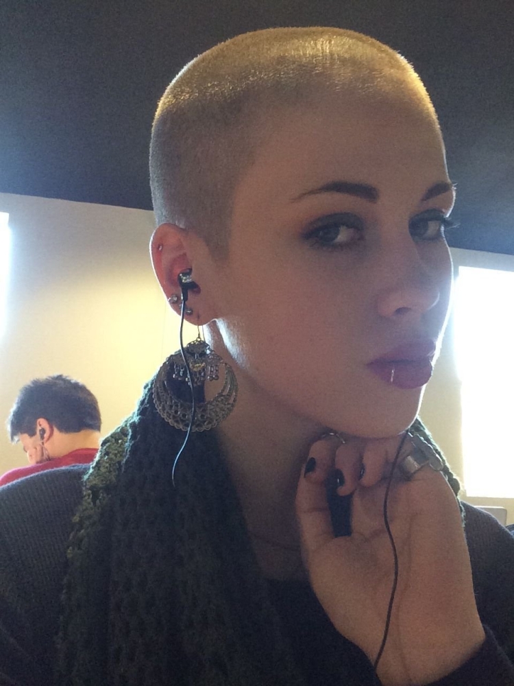 Молодые девушки с бритой головой