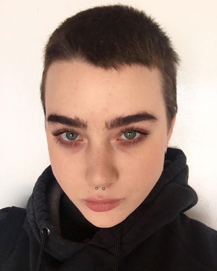 Полоска на брови