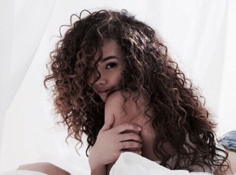 Кудрявые волосы у девушек длинные