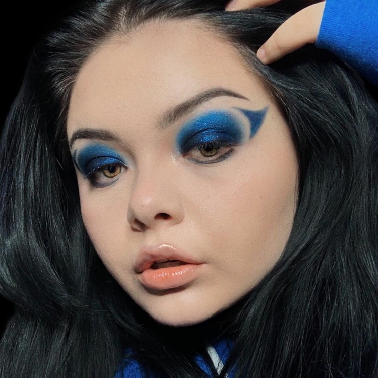 Макияж с синими волосами