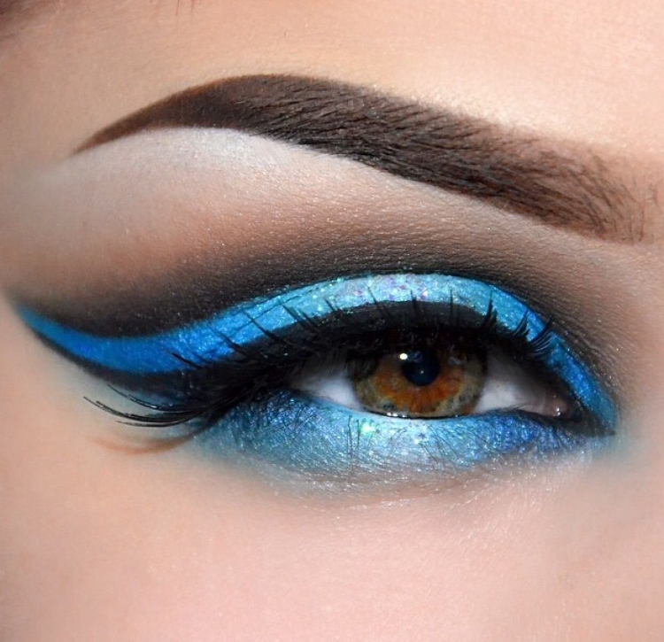 Макияж с голубыми тенями