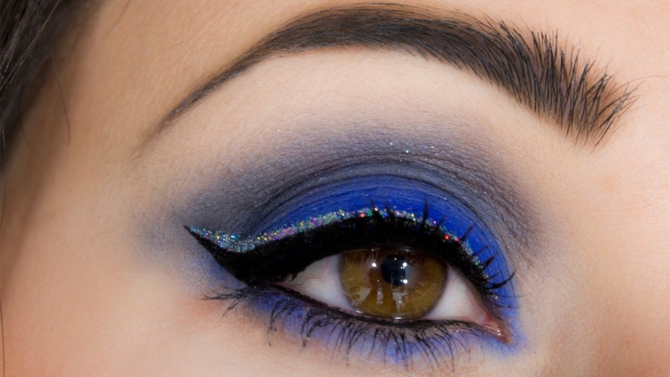 Синие стрелки на карих глазах