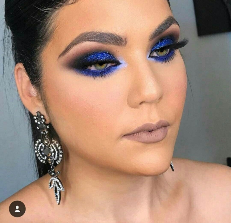 Вечерний макияж под синее платье