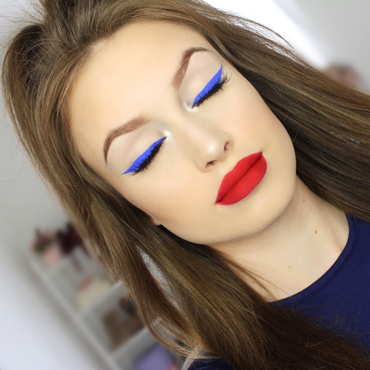 Макияж к синему платью
