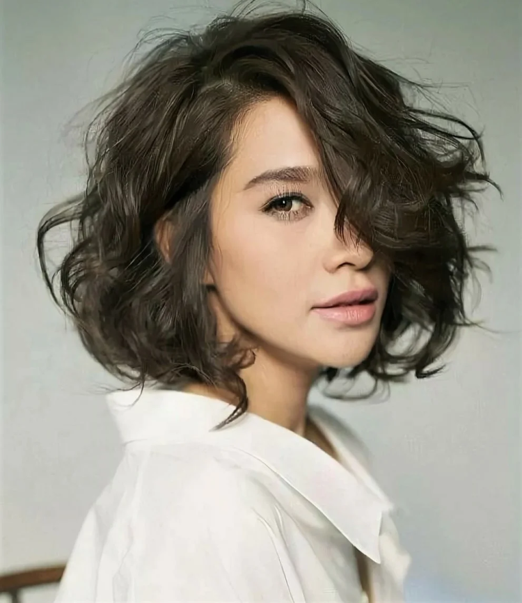 Стрижка Боб-каре на средние волнистые волосы
