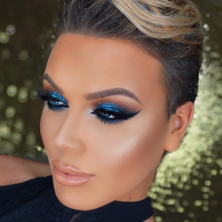Макияж с синими блестками
