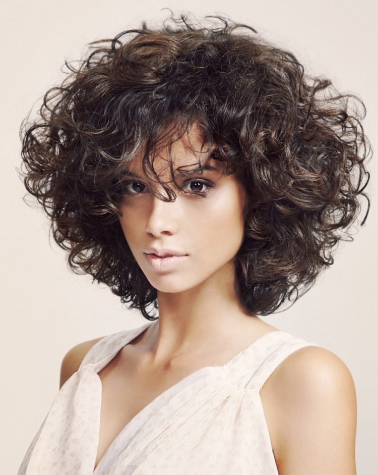 Каре стрижка на кудрявые волосы женская