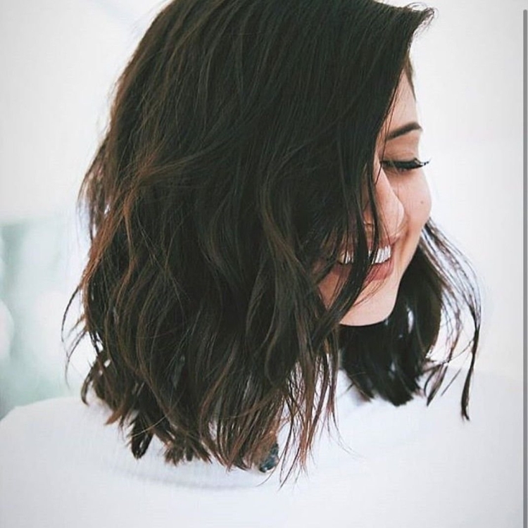 Волнистые волосы по плечи