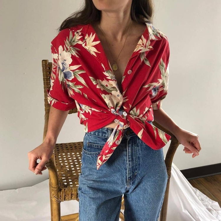 Девушка в гавайской рубашке