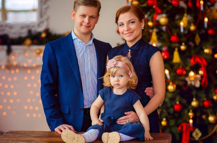 Новогодняя фотосессия семейная в студии в синей одежде