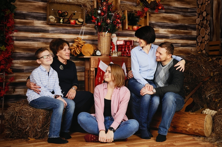 Семейная фотосессия со взрослыми детьми в студии