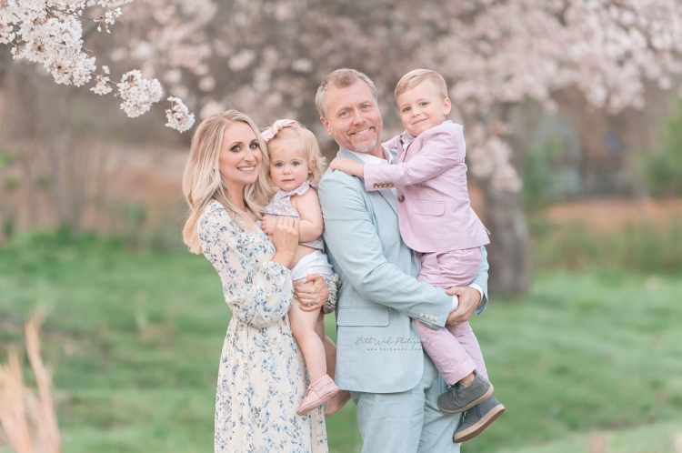 Семейная фотосессия на природе весной