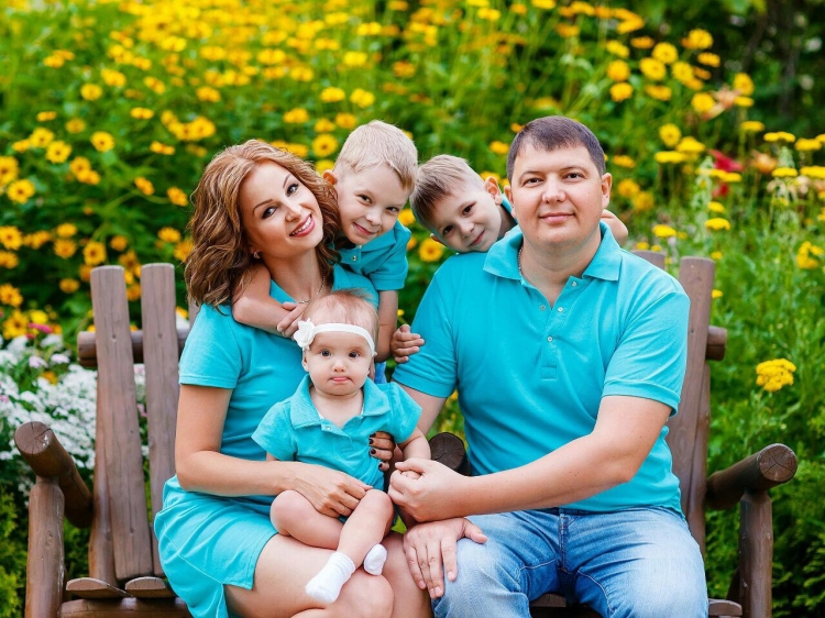 Фотосессия семьи в одном стиле