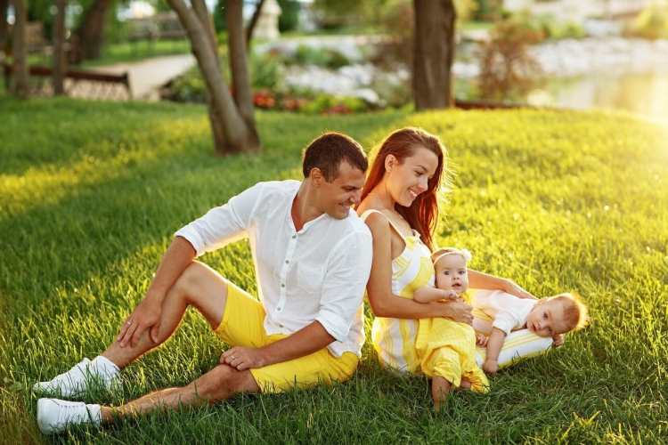 Семейная фотосессия в желтых цветах