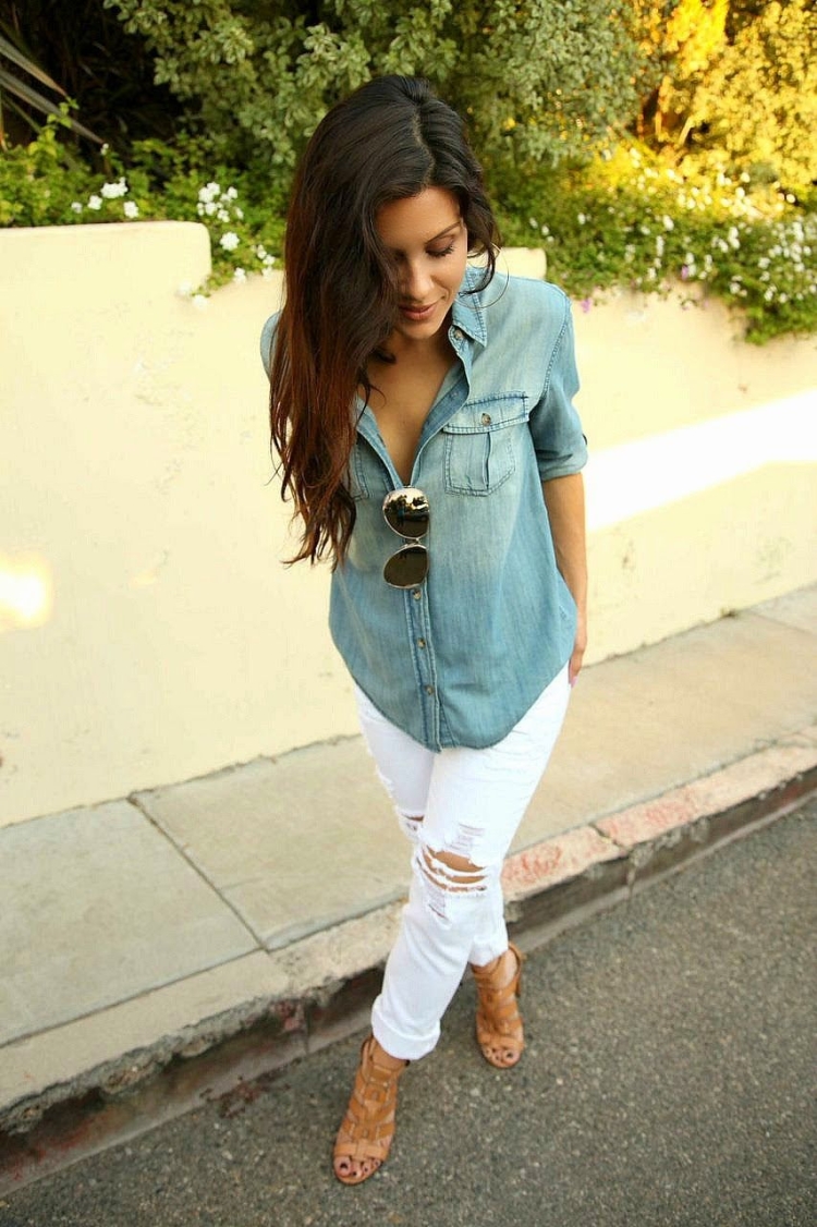 Брюнетки в джинсовых костюмах