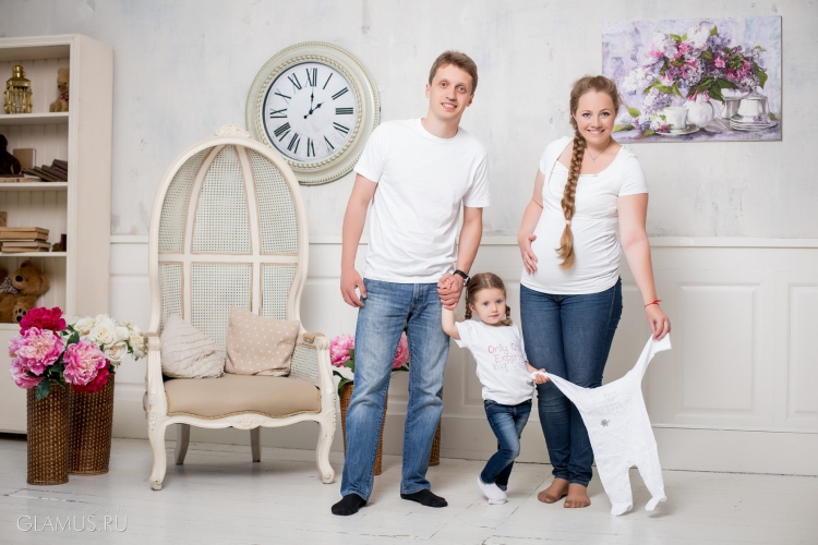 Фотосессия для беременных с ребенком в студии