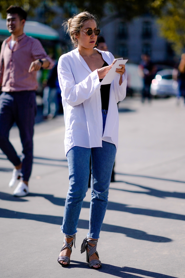 Белая рубашка поверх топа