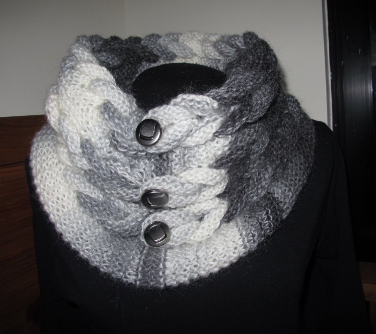 Оригинальный шарф-воротник спицами