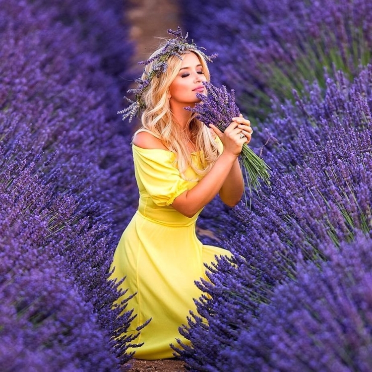 Девушка с лавандой