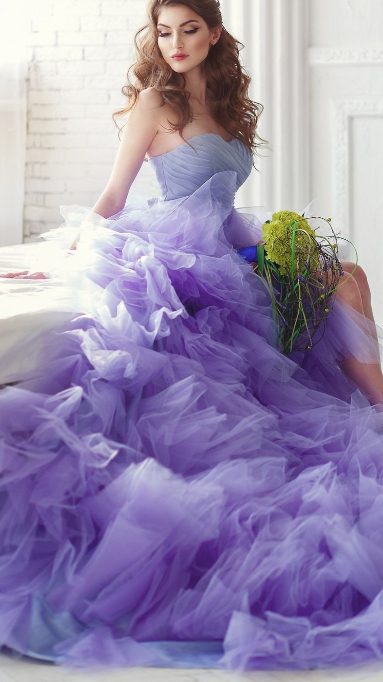 Девушка в лавандовой одежде