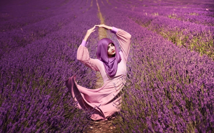 Женщина с фиолетовыми цветами