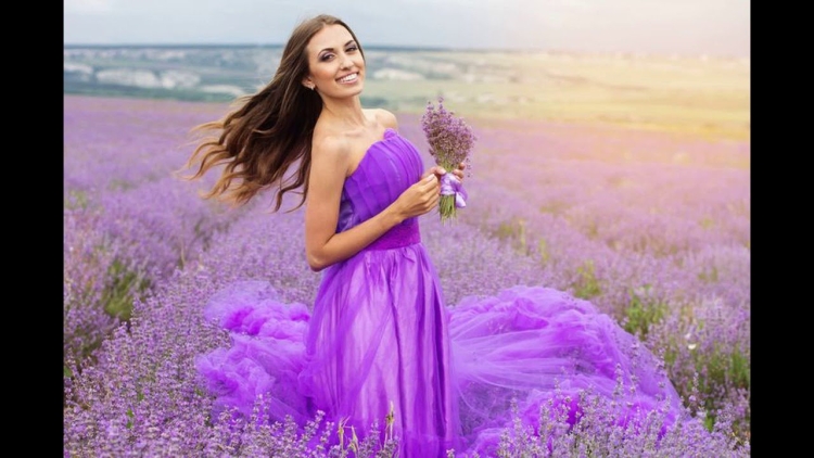 Счастливая женщина в фиолетовом