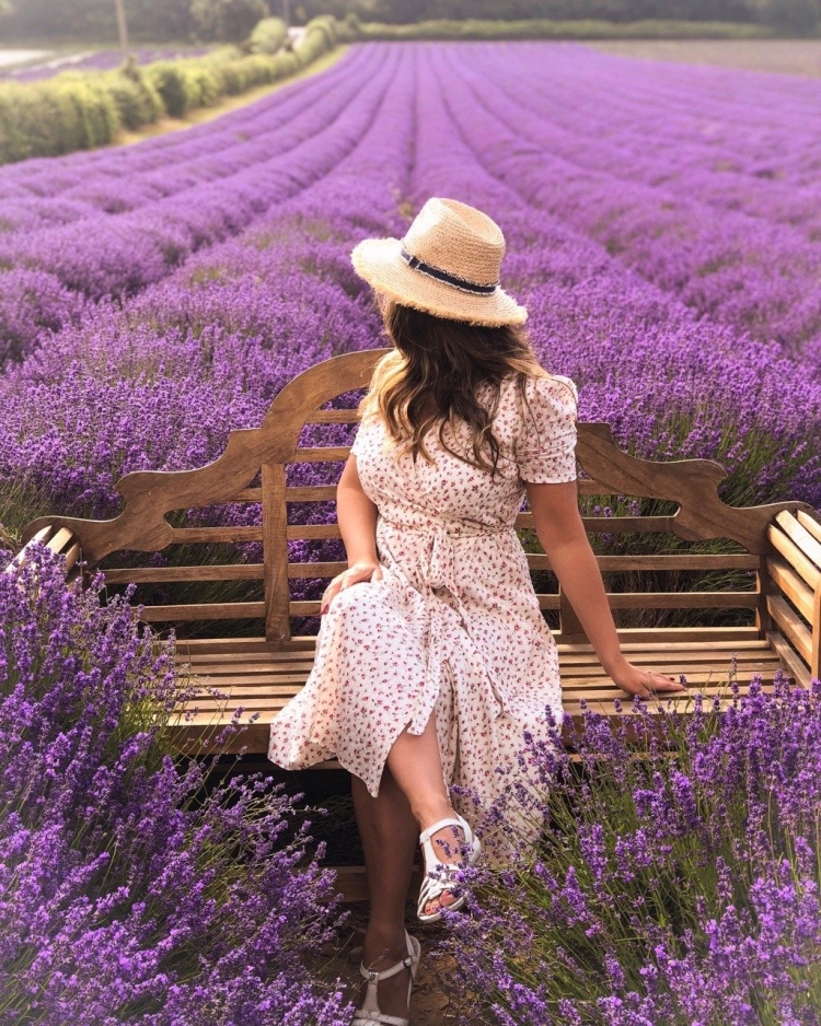 Девушка в лавандовом поле