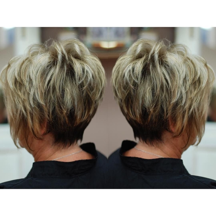 Короткие стрижки с объемом на макушк