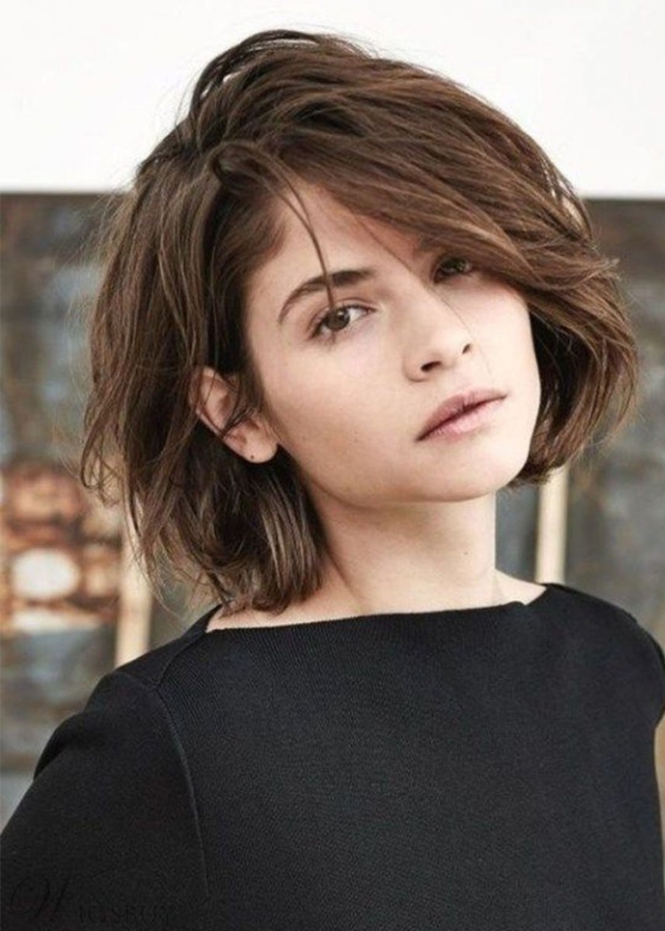 Шатенка с короткими волосами