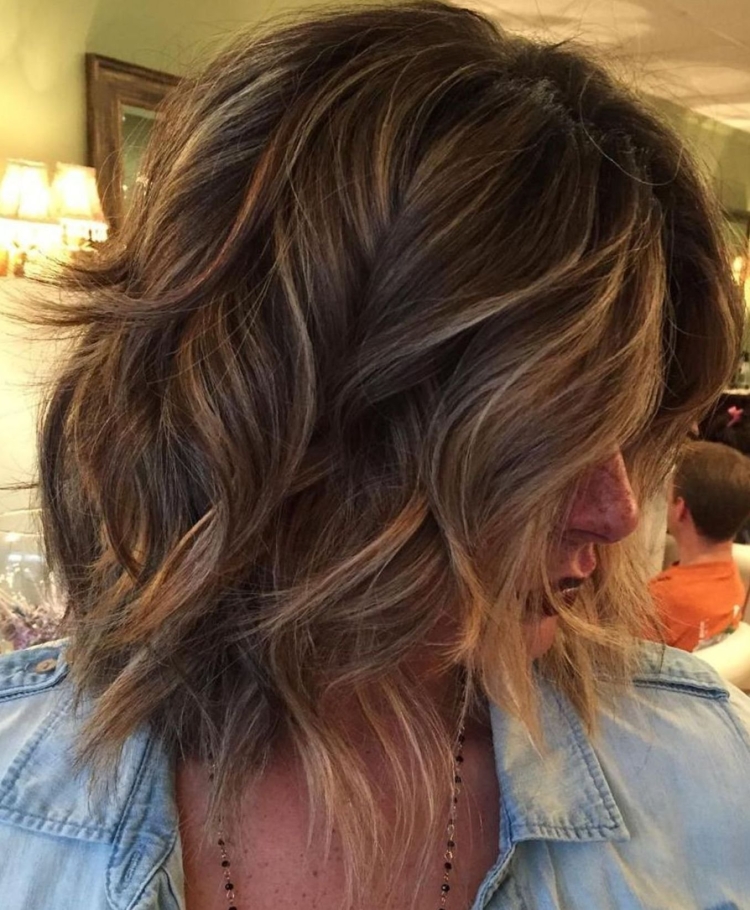 Каскад Шегги на средние волосы