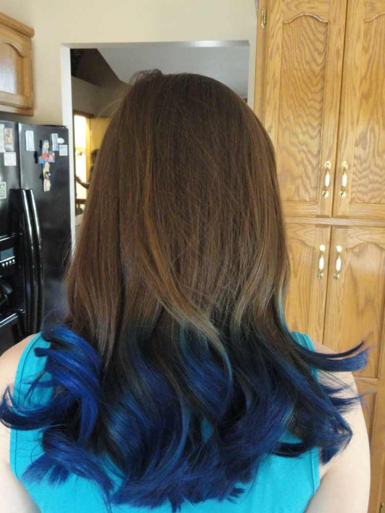 Синие кончики на русых волосах