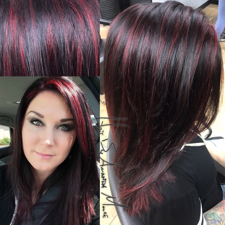 Красные пряди на черных волосах