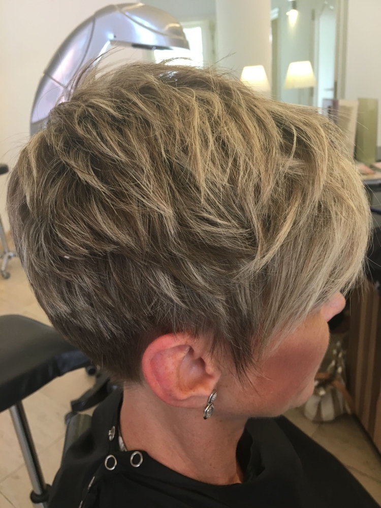 Мелирование на короткие темные волосы Пикси