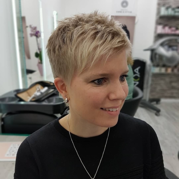Парикмахер коротких женских стрижек