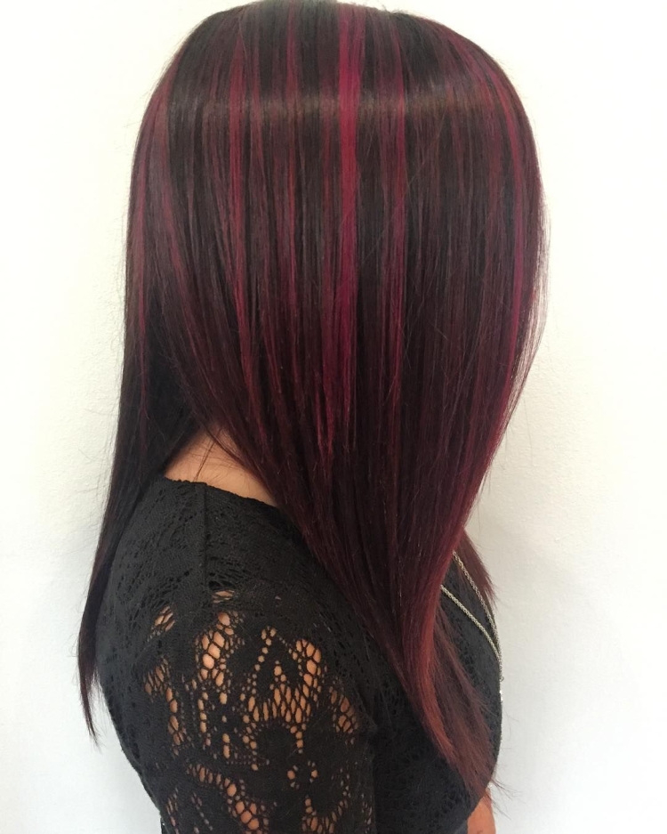 Черные волосы с бордовыми прядями