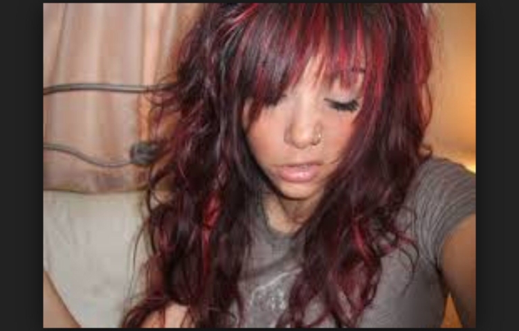 Девушка с красными прядями мелирование