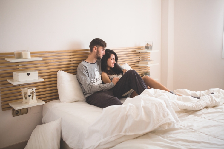 Пара в комнате